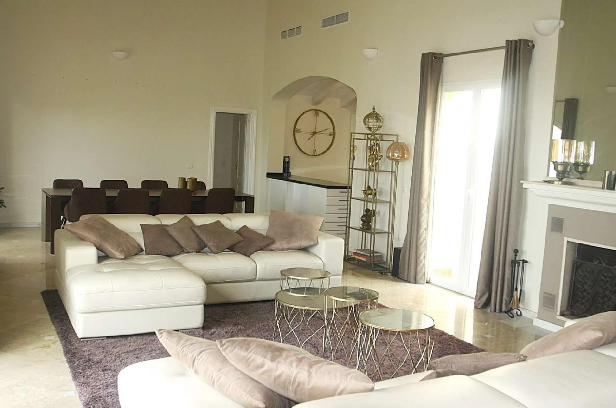Welcome to your new home in the exclusive Sierra Blanca Country Club of Istán! This stunning 223m² detached villa offers you an unrivalled living experience with panoramic views of the Istán reservoir, the majestic mountains and the sparkling sea. With a 