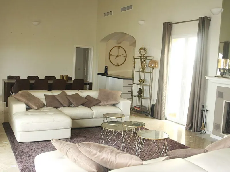Welcome to your new home in the exclusive Sierra Blanca Country Club of Istán! This stunning 223m² detached villa offers you an unrivalled living experience with panoramic views of the Istán reservoir, the majestic mountains and the sparkling sea. With a 