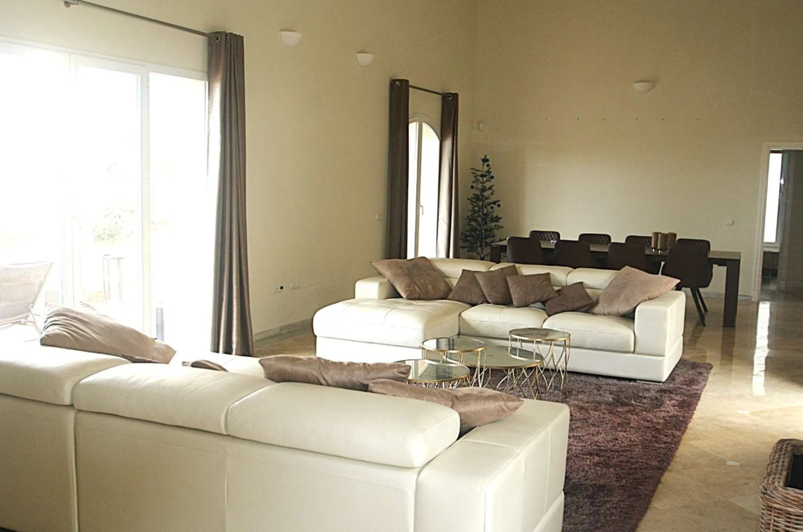 Welcome to your new home in the exclusive Sierra Blanca Country Club of Istán! This stunning 223m² detached villa offers you an unrivalled living experience with panoramic views of the Istán reservoir, the majestic mountains and the sparkling sea. With a 