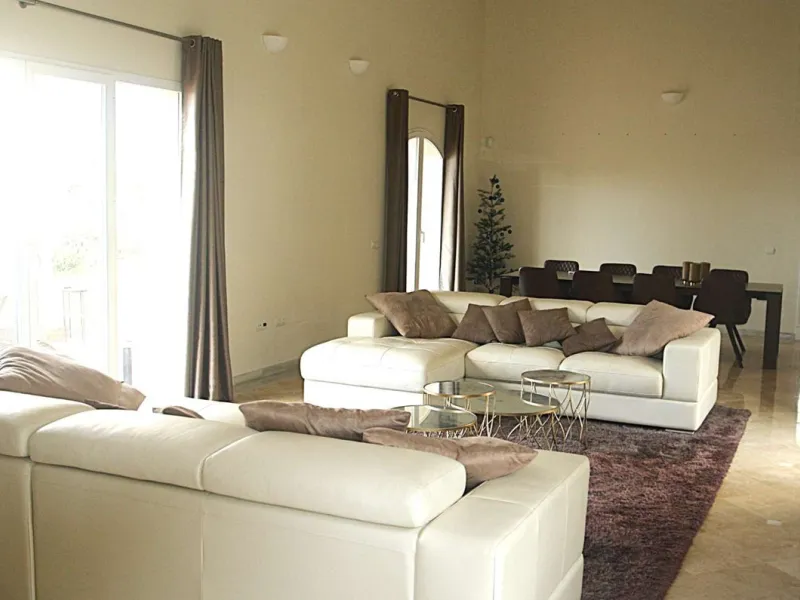Welcome to your new home in the exclusive Sierra Blanca Country Club of Istán! This stunning 223m² detached villa offers you an unrivalled living experience with panoramic views of the Istán reservoir, the majestic mountains and the sparkling sea. With a 