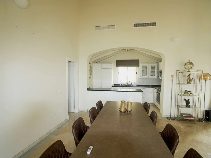 Welcome to your new home in the exclusive Sierra Blanca Country Club of Istán! This stunning 223m² detached villa offers you an unrivalled living experience with panoramic views of the Istán reservoir, the majestic mountains and the sparkling sea. With a 