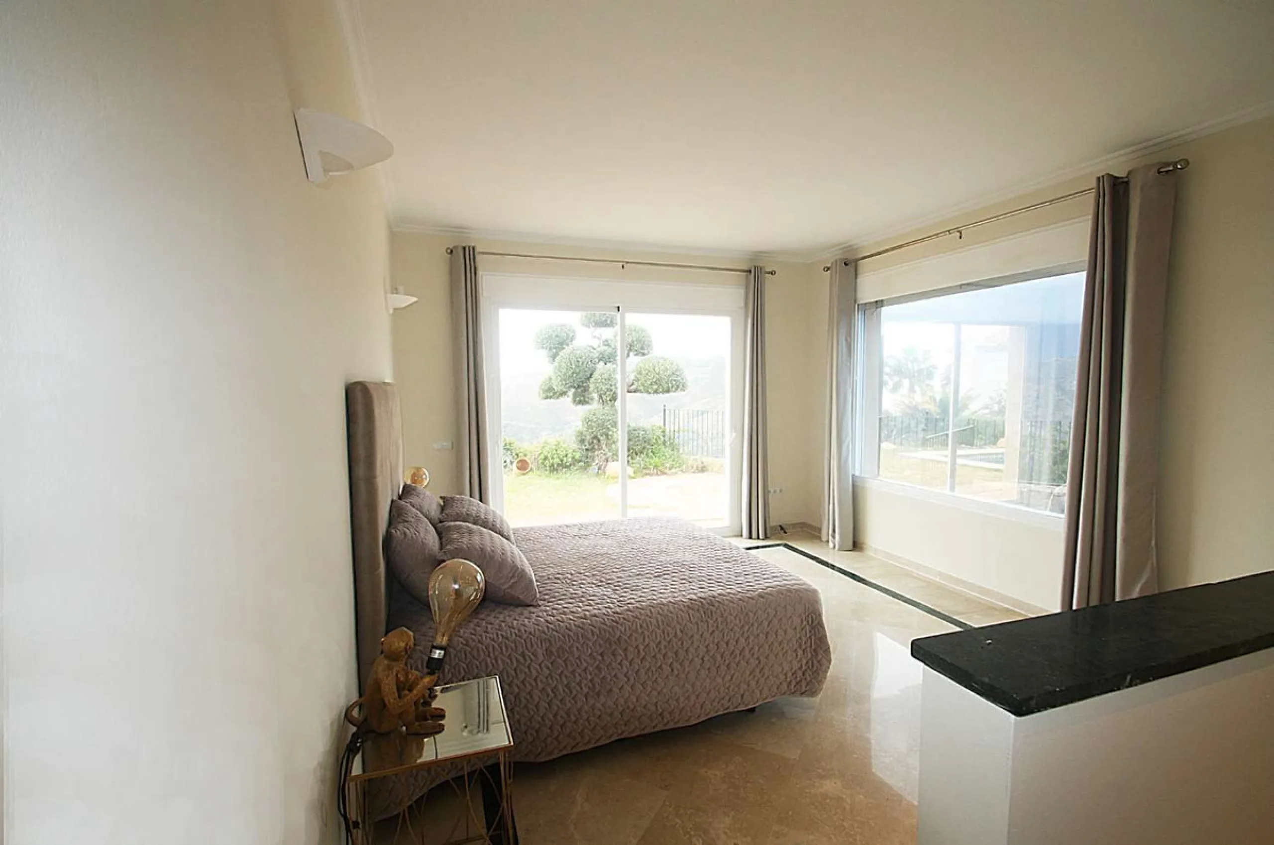Welcome to your new home in the exclusive Sierra Blanca Country Club of Istán! This stunning 223m² detached villa offers you an unrivalled living experience with panoramic views of the Istán reservoir, the majestic mountains and the sparkling sea. With a 