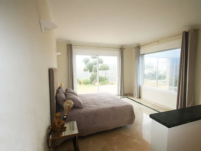 Welcome to your new home in the exclusive Sierra Blanca Country Club of Istán! This stunning 223m² detached villa offers you an unrivalled living experience with panoramic views of the Istán reservoir, the majestic mountains and the sparkling sea. With a 