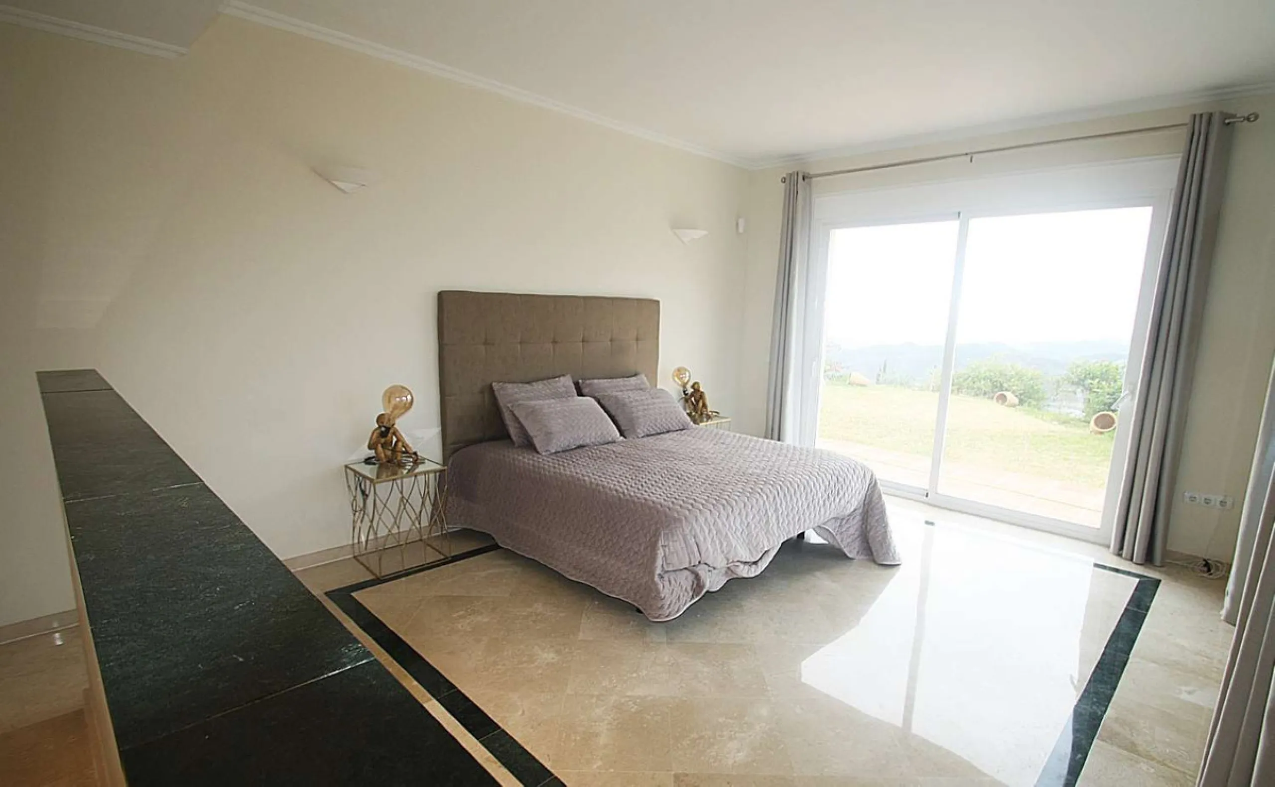 Welcome to your new home in the exclusive Sierra Blanca Country Club of Istán! This stunning 223m² detached villa offers you an unrivalled living experience with panoramic views of the Istán reservoir, the majestic mountains and the sparkling sea. With a 