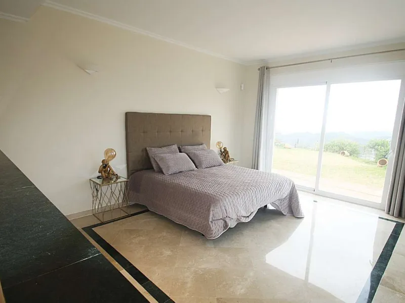Welcome to your new home in the exclusive Sierra Blanca Country Club of Istán! This stunning 223m² detached villa offers you an unrivalled living experience with panoramic views of the Istán reservoir, the majestic mountains and the sparkling sea. With a 