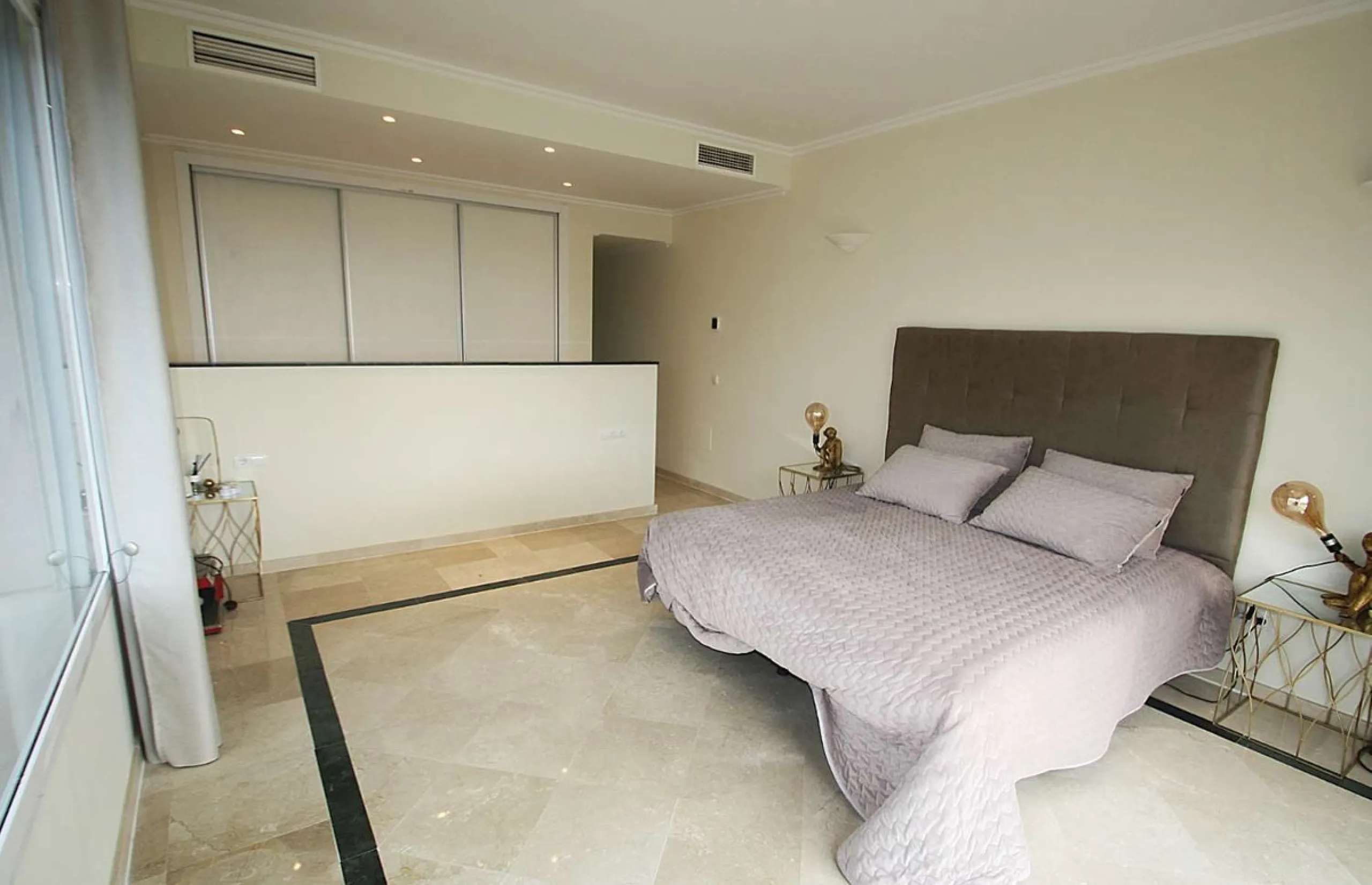 Welcome to your new home in the exclusive Sierra Blanca Country Club of Istán! This stunning 223m² detached villa offers you an unrivalled living experience with panoramic views of the Istán reservoir, the majestic mountains and the sparkling sea. With a 