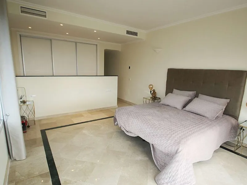Welcome to your new home in the exclusive Sierra Blanca Country Club of Istán! This stunning 223m² detached villa offers you an unrivalled living experience with panoramic views of the Istán reservoir, the majestic mountains and the sparkling sea. With a 