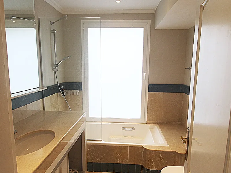 Welcome to your new home in the exclusive Sierra Blanca Country Club of Istán! This stunning 223m² detached villa offers you an unrivalled living experience with panoramic views of the Istán reservoir, the majestic mountains and the sparkling sea. With a 