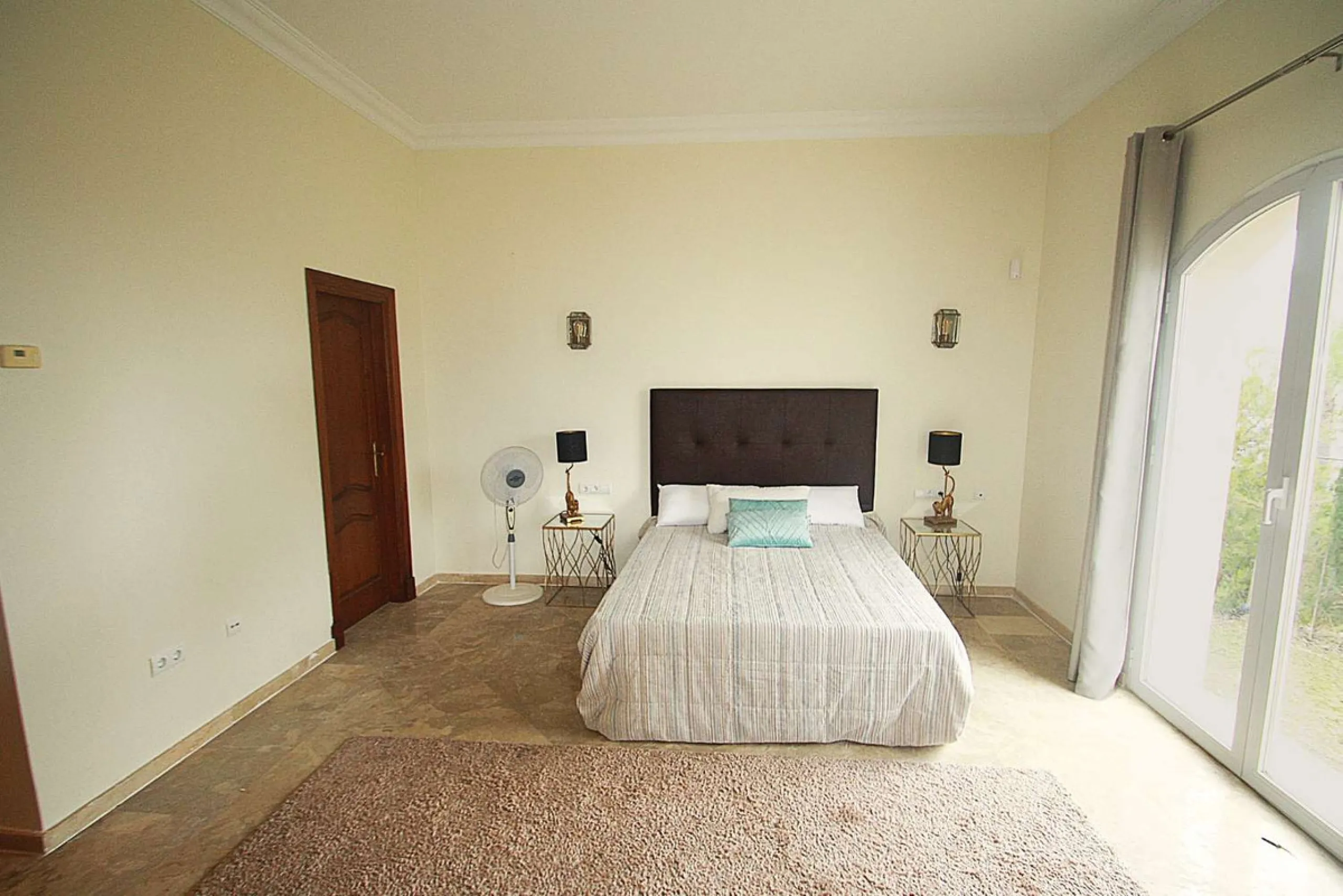 Welcome to your new home in the exclusive Sierra Blanca Country Club of Istán! This stunning 223m² detached villa offers you an unrivalled living experience with panoramic views of the Istán reservoir, the majestic mountains and the sparkling sea. With a 