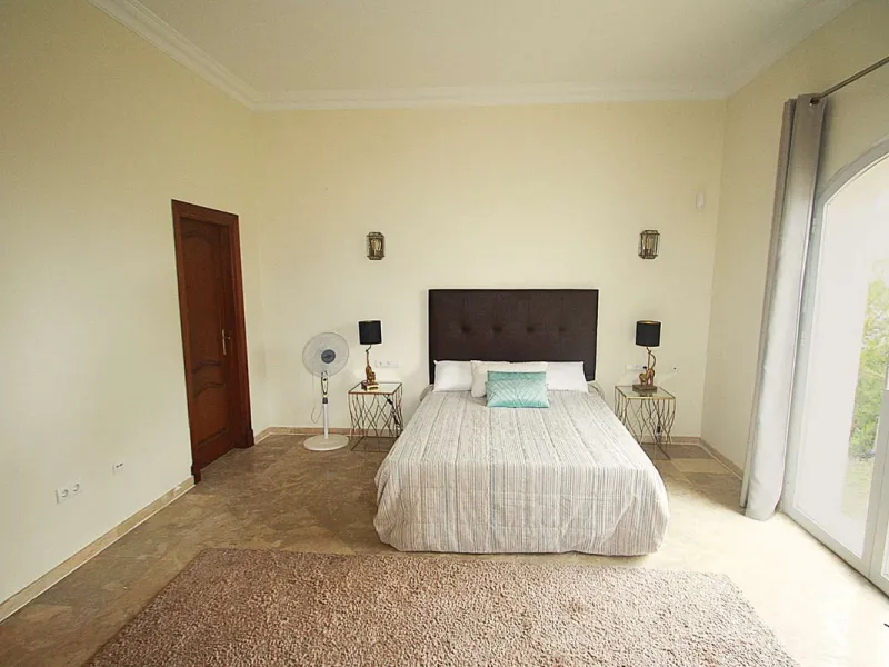 Welcome to your new home in the exclusive Sierra Blanca Country Club of Istán! This stunning 223m² detached villa offers you an unrivalled living experience with panoramic views of the Istán reservoir, the majestic mountains and the sparkling sea. With a 