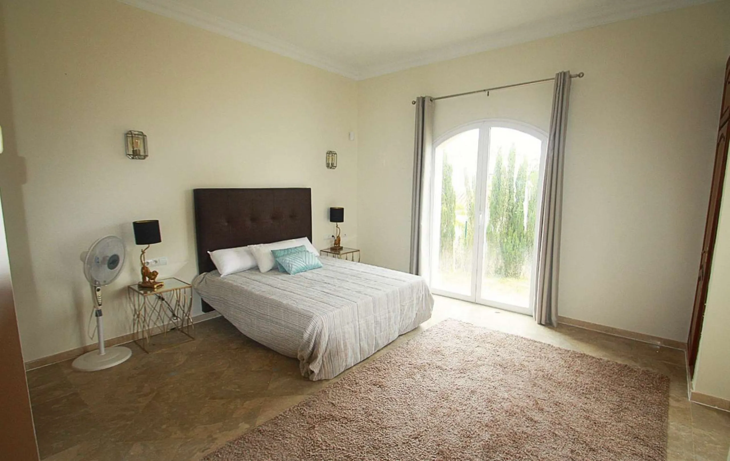 Welcome to your new home in the exclusive Sierra Blanca Country Club of Istán! This stunning 223m² detached villa offers you an unrivalled living experience with panoramic views of the Istán reservoir, the majestic mountains and the sparkling sea. With a 