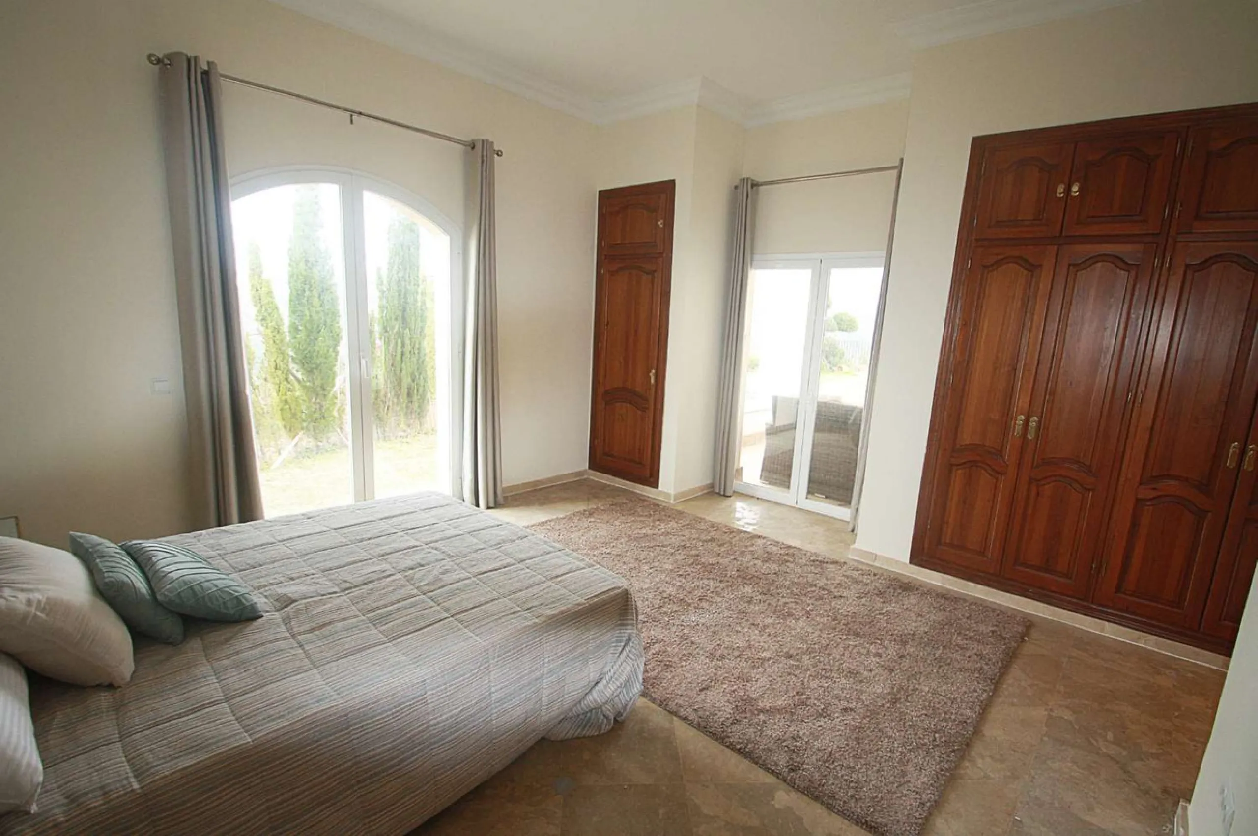 Welcome to your new home in the exclusive Sierra Blanca Country Club of Istán! This stunning 223m² detached villa offers you an unrivalled living experience with panoramic views of the Istán reservoir, the majestic mountains and the sparkling sea. With a 