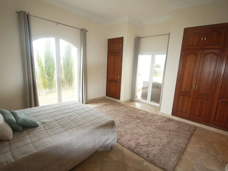 Welcome to your new home in the exclusive Sierra Blanca Country Club of Istán! This stunning 223m² detached villa offers you an unrivalled living experience with panoramic views of the Istán reservoir, the majestic mountains and the sparkling sea. With a 