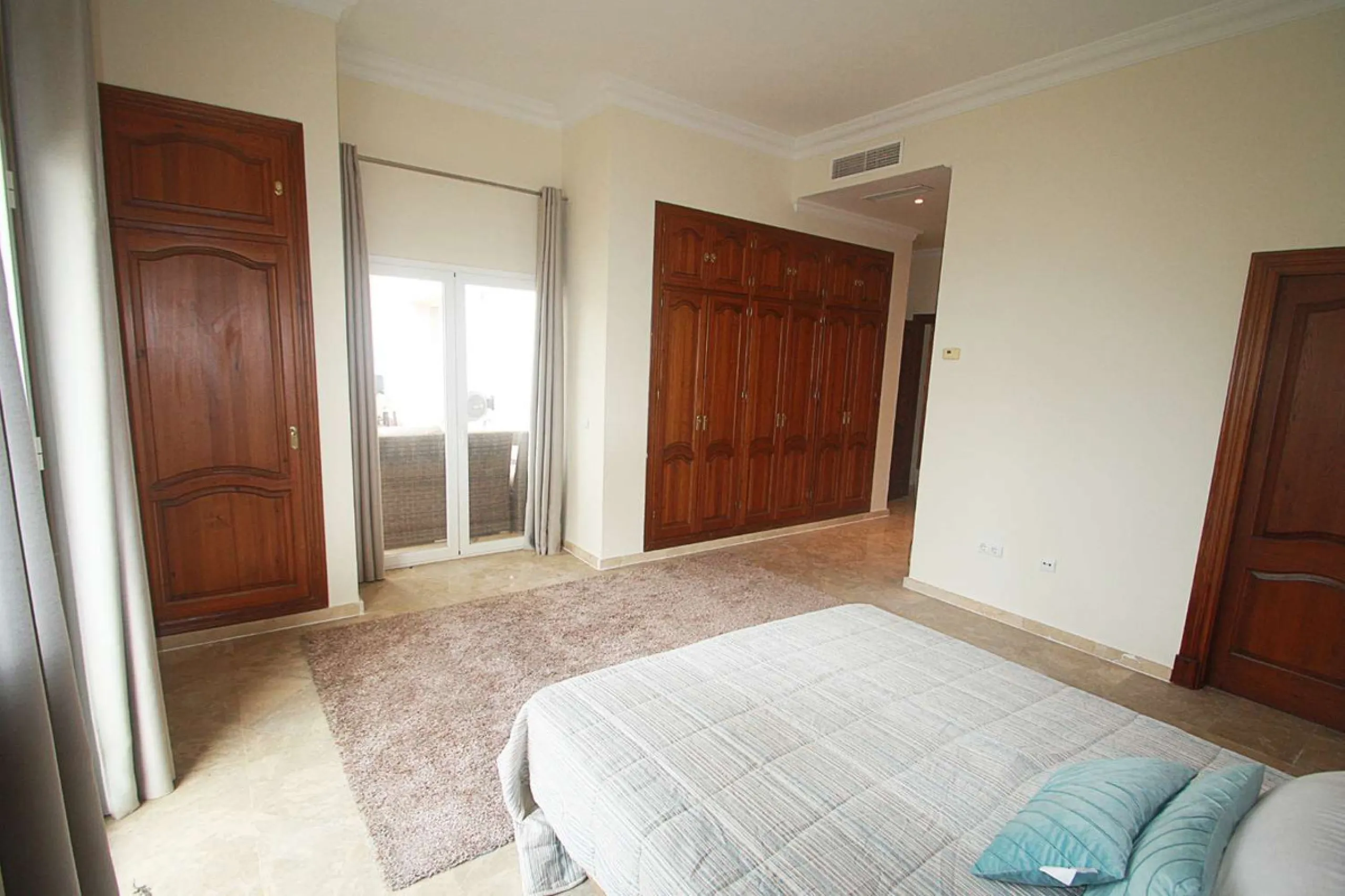 Welcome to your new home in the exclusive Sierra Blanca Country Club of Istán! This stunning 223m² detached villa offers you an unrivalled living experience with panoramic views of the Istán reservoir, the majestic mountains and the sparkling sea. With a 