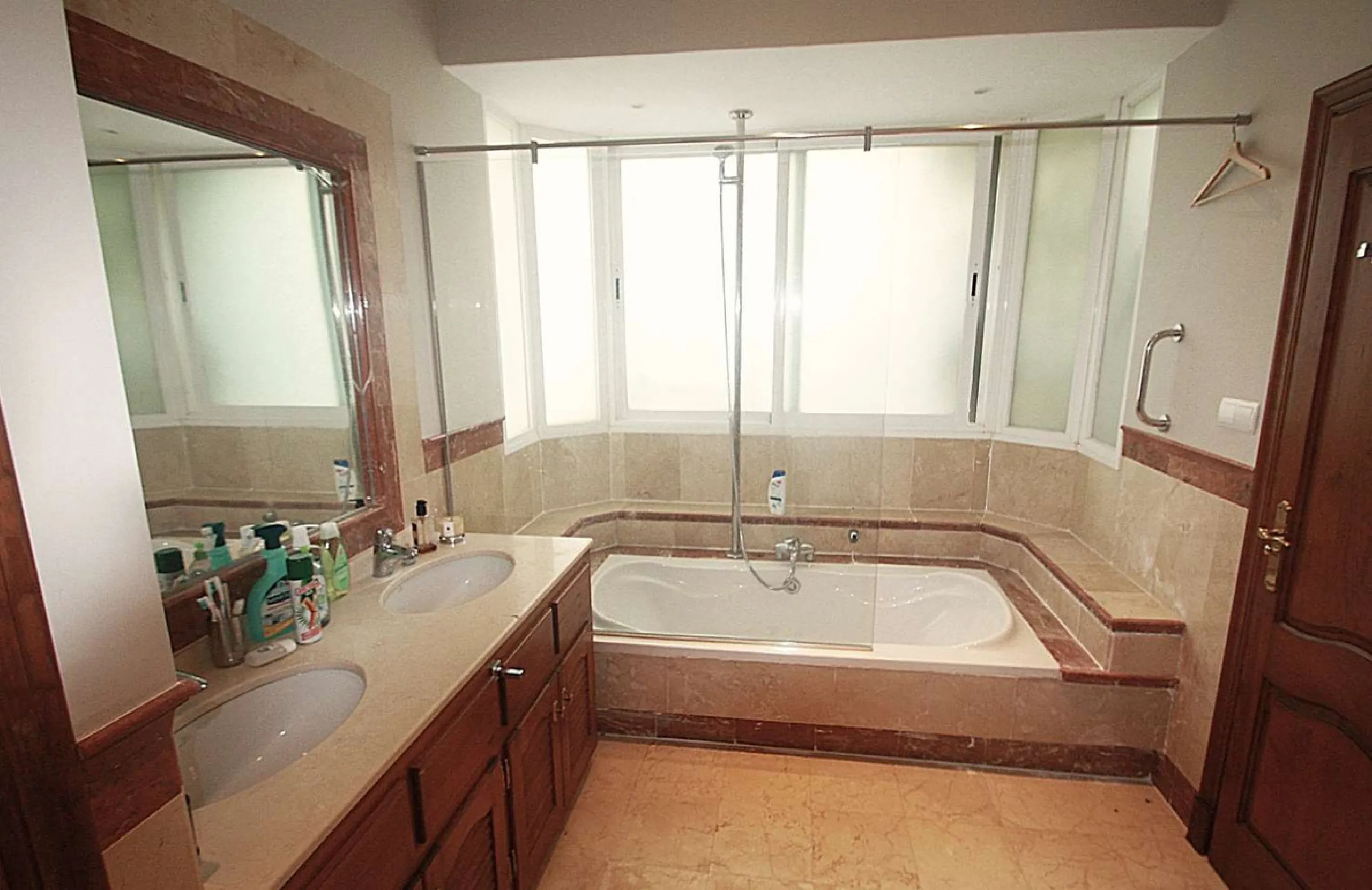 Welcome to your new home in the exclusive Sierra Blanca Country Club of Istán! This stunning 223m² detached villa offers you an unrivalled living experience with panoramic views of the Istán reservoir, the majestic mountains and the sparkling sea. With a 