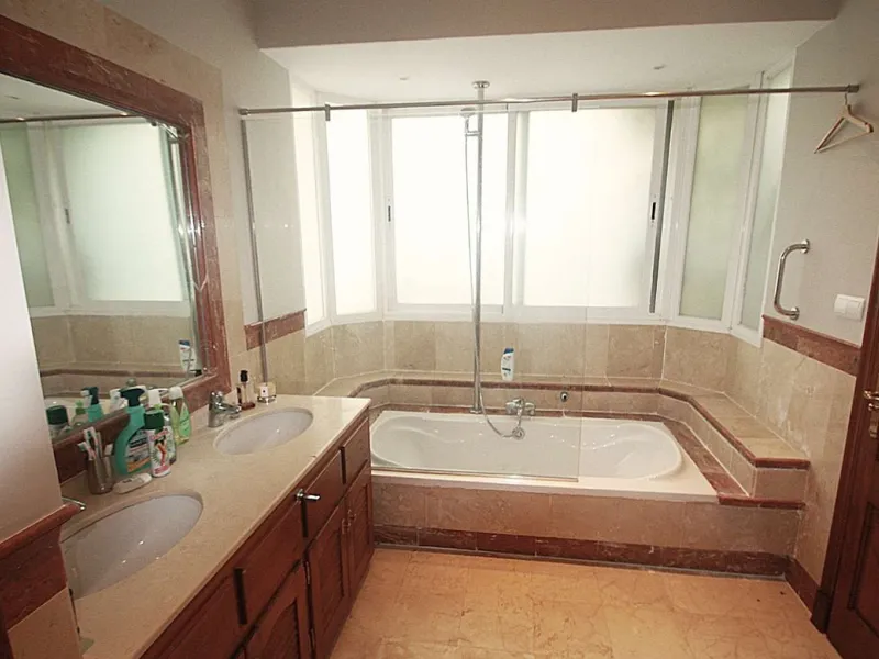 Welcome to your new home in the exclusive Sierra Blanca Country Club of Istán! This stunning 223m² detached villa offers you an unrivalled living experience with panoramic views of the Istán reservoir, the majestic mountains and the sparkling sea. With a 