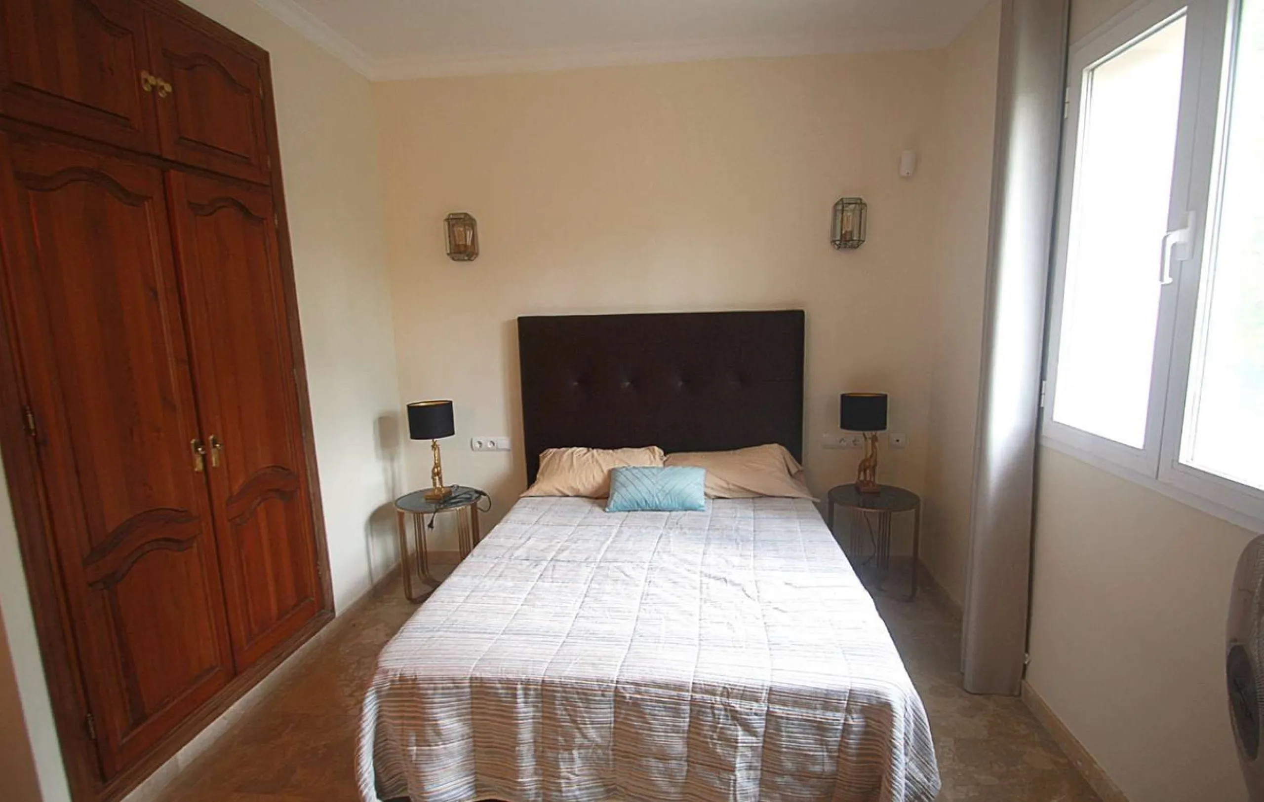 Welcome to your new home in the exclusive Sierra Blanca Country Club of Istán! This stunning 223m² detached villa offers you an unrivalled living experience with panoramic views of the Istán reservoir, the majestic mountains and the sparkling sea. With a 