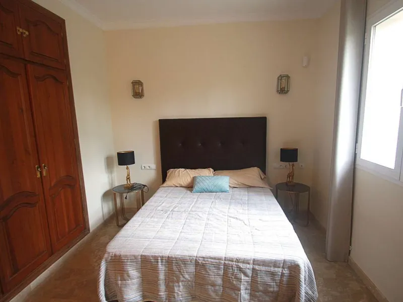 Welcome to your new home in the exclusive Sierra Blanca Country Club of Istán! This stunning 223m² detached villa offers you an unrivalled living experience with panoramic views of the Istán reservoir, the majestic mountains and the sparkling sea. With a 