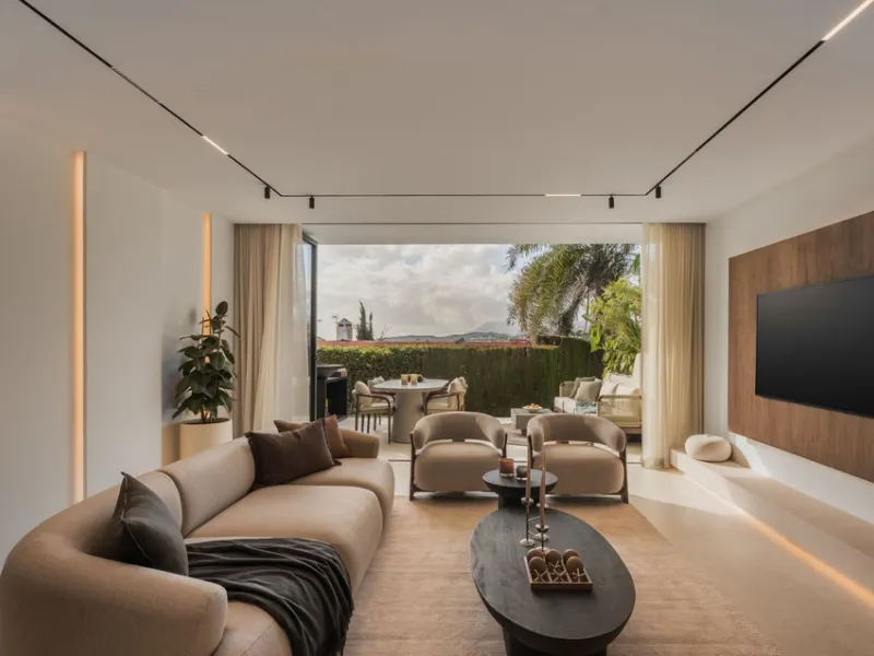 Step into this elegant 3-bedroom, 3-bathroom townhouse, beautifully positioned in one of Aloha's most desirable residential areas.
