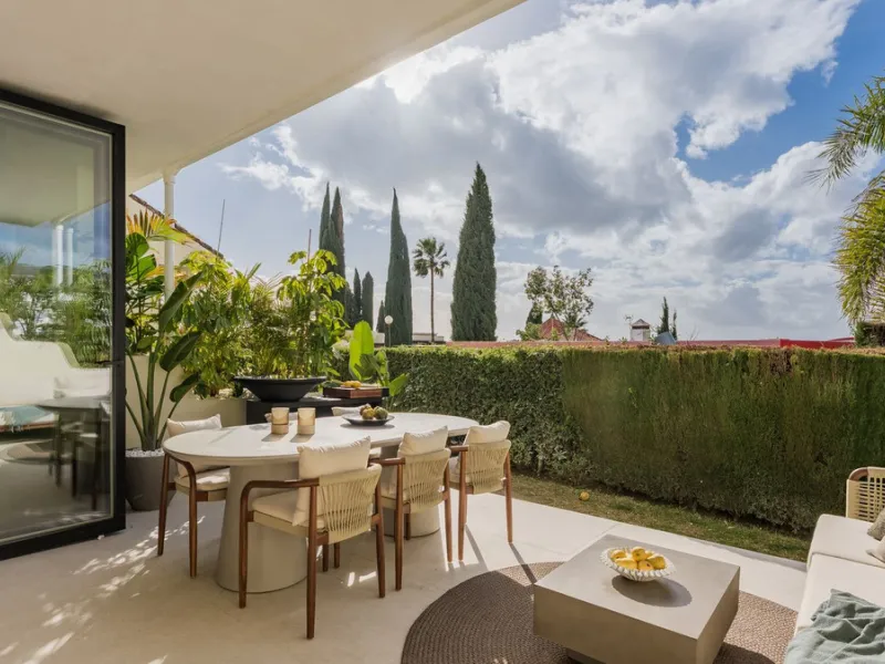 Step into this elegant 3-bedroom, 3-bathroom townhouse, beautifully positioned in one of Aloha's most desirable residential areas.