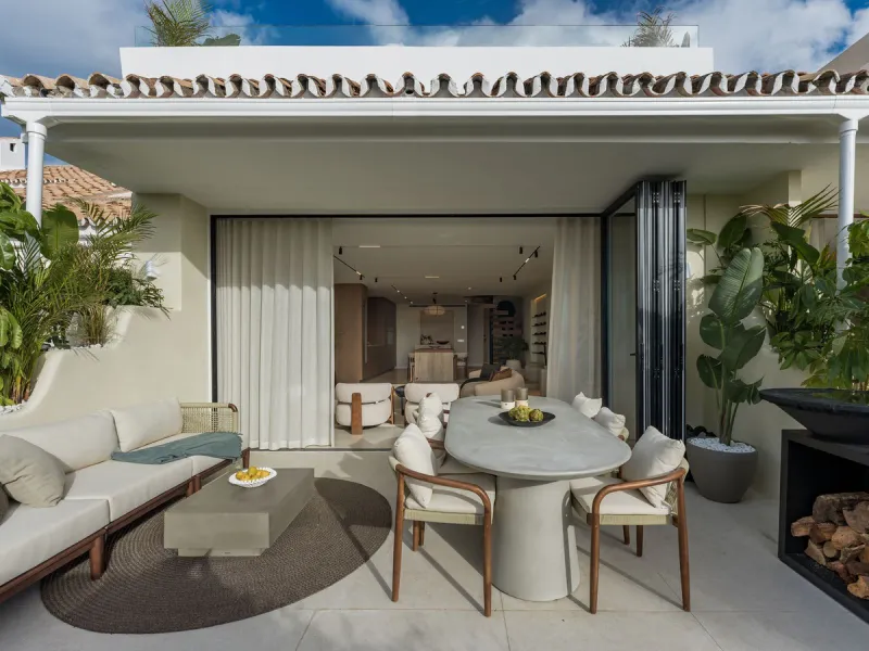Step into this elegant 3-bedroom, 3-bathroom townhouse, beautifully positioned in one of Aloha's most desirable residential areas.