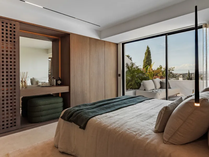 Step into this elegant 3-bedroom, 3-bathroom townhouse, beautifully positioned in one of Aloha's most desirable residential areas.