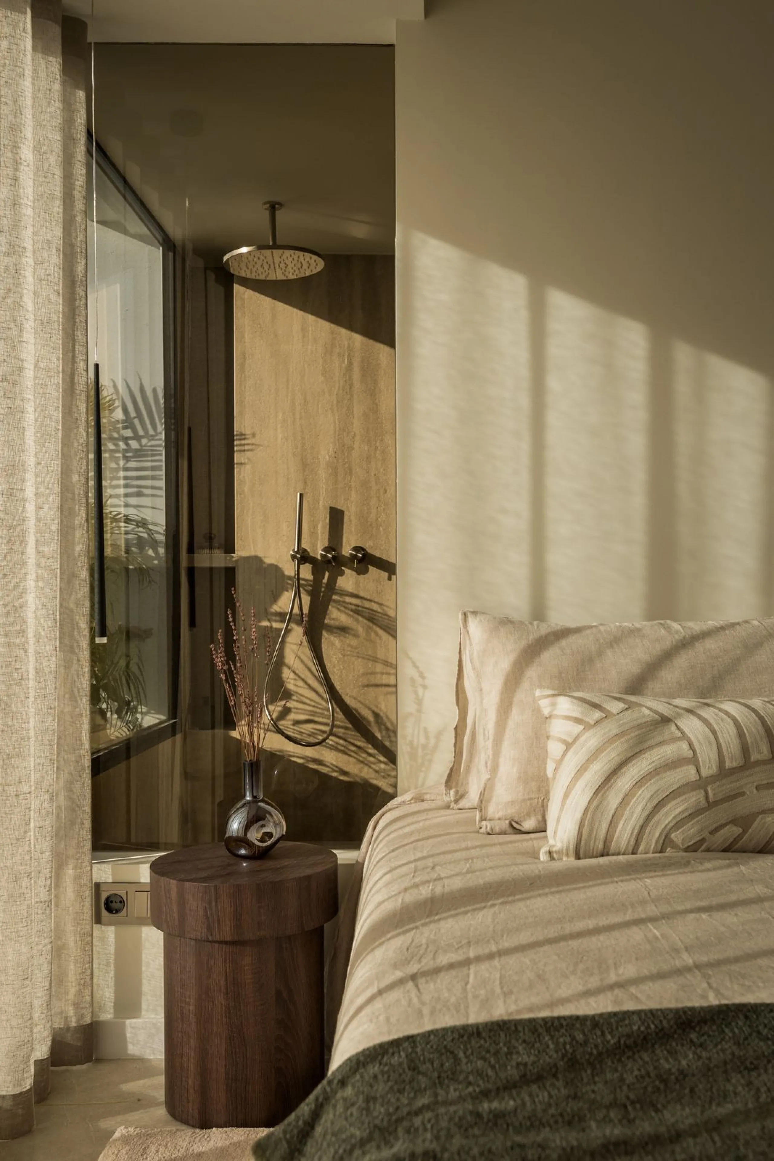 Step into this elegant 3-bedroom, 3-bathroom townhouse, beautifully positioned in one of Aloha's most desirable residential areas.