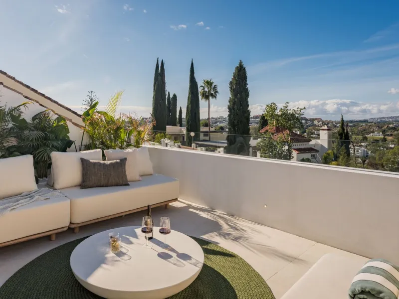 Step into this elegant 3-bedroom, 3-bathroom townhouse, beautifully positioned in one of Aloha's most desirable residential areas.