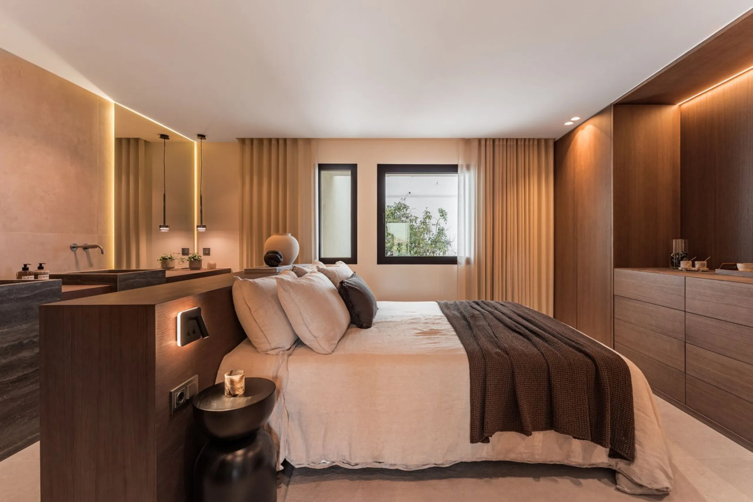 Step into this elegant 3-bedroom, 3-bathroom townhouse, beautifully positioned in one of Aloha's most desirable residential areas.