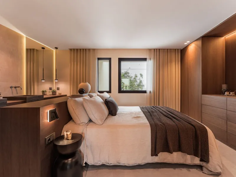 Step into this elegant 3-bedroom, 3-bathroom townhouse, beautifully positioned in one of Aloha's most desirable residential areas.