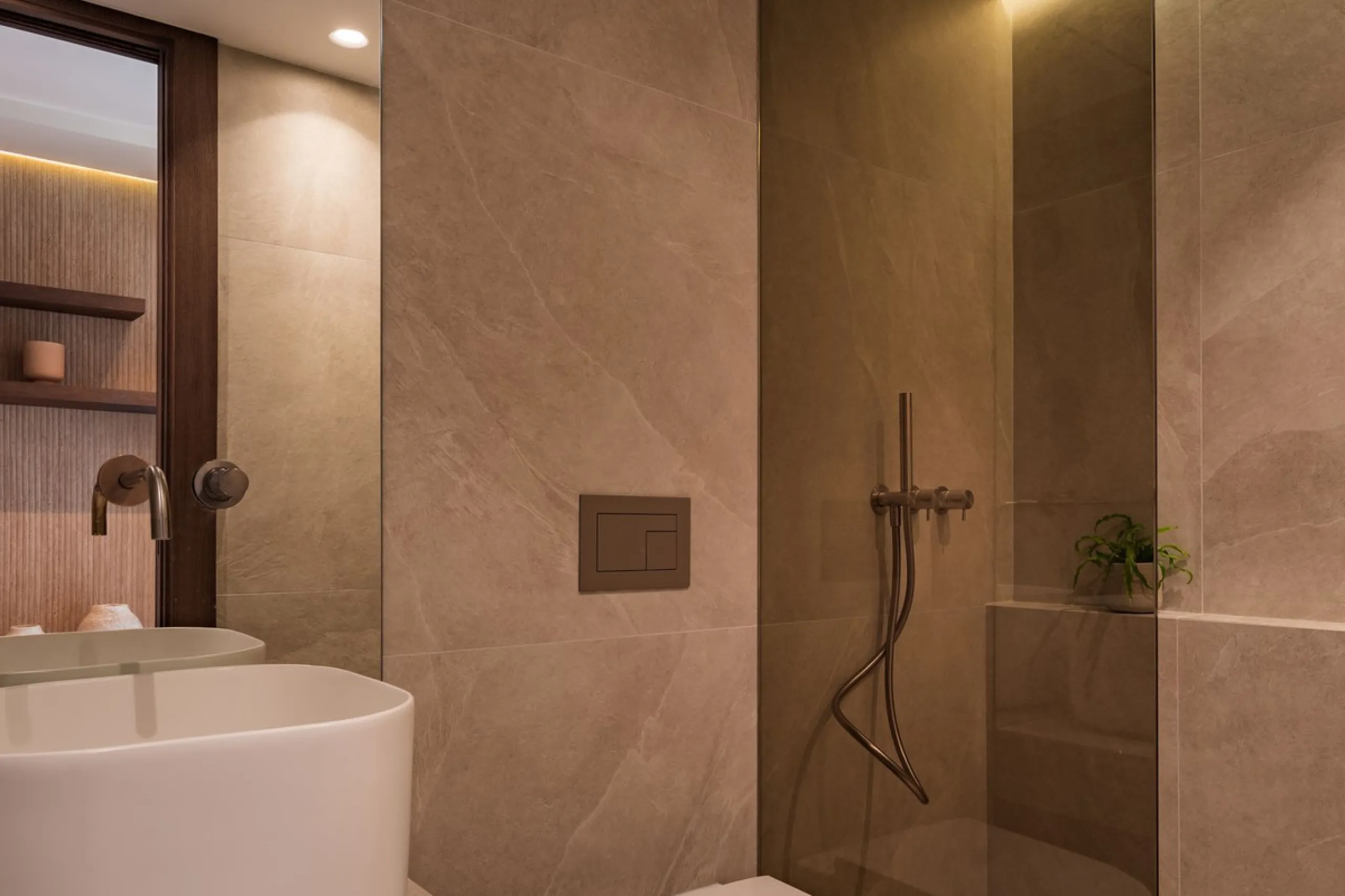 Step into this elegant 3-bedroom, 3-bathroom townhouse, beautifully positioned in one of Aloha's most desirable residential areas.