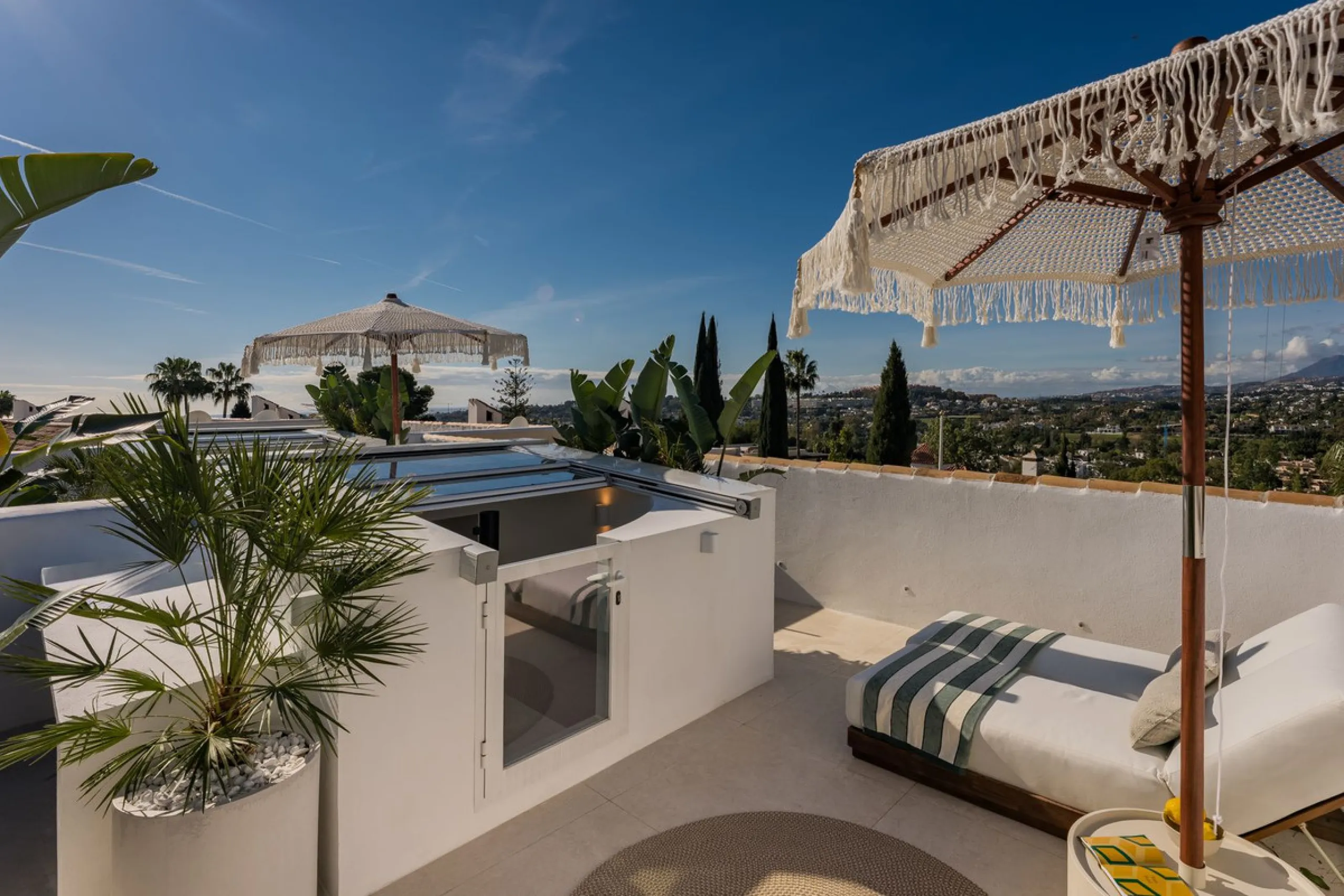 Step into this elegant 3-bedroom, 3-bathroom townhouse, beautifully positioned in one of Aloha's most desirable residential areas.