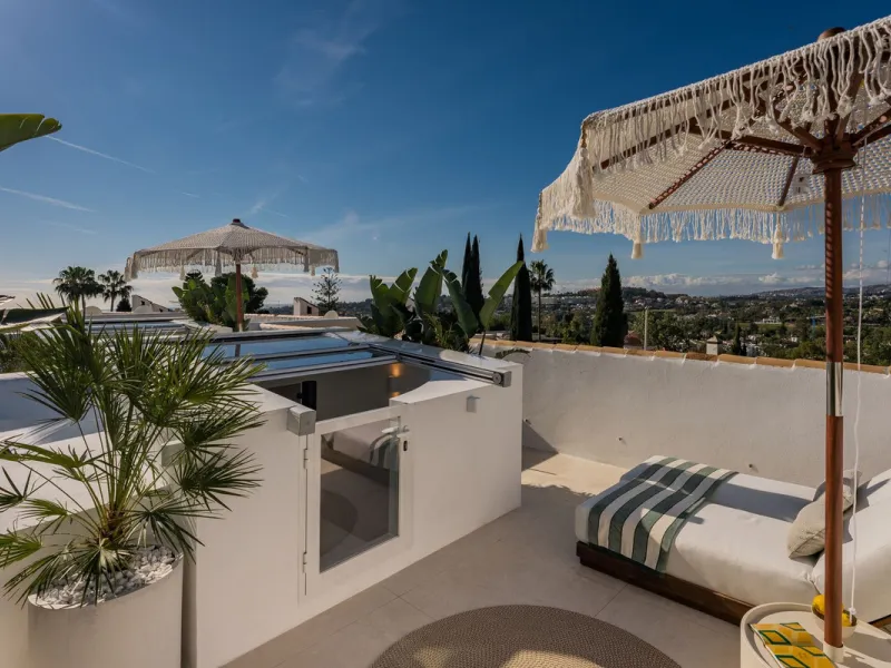 Step into this elegant 3-bedroom, 3-bathroom townhouse, beautifully positioned in one of Aloha's most desirable residential areas.