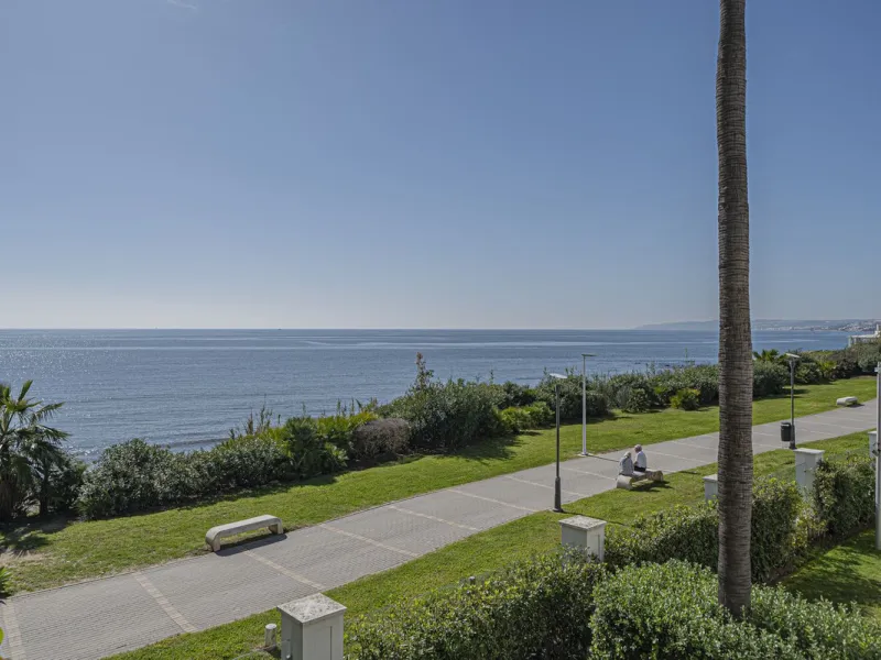 LUXURY BEACHFRONT PROPERTY WITH UNFINISHED SEA VIEWS