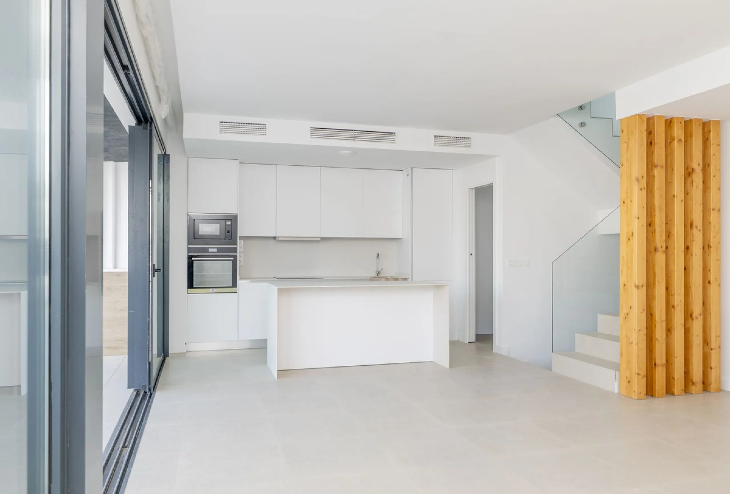 Welcome to this stunning detached villa, located on the New Golden Mile within the exclusive Serene Atalaya development in Estepona (Málaga), one of the most prestigious and sought-after residential areas on the Costa del Sol. This prime location is renow
