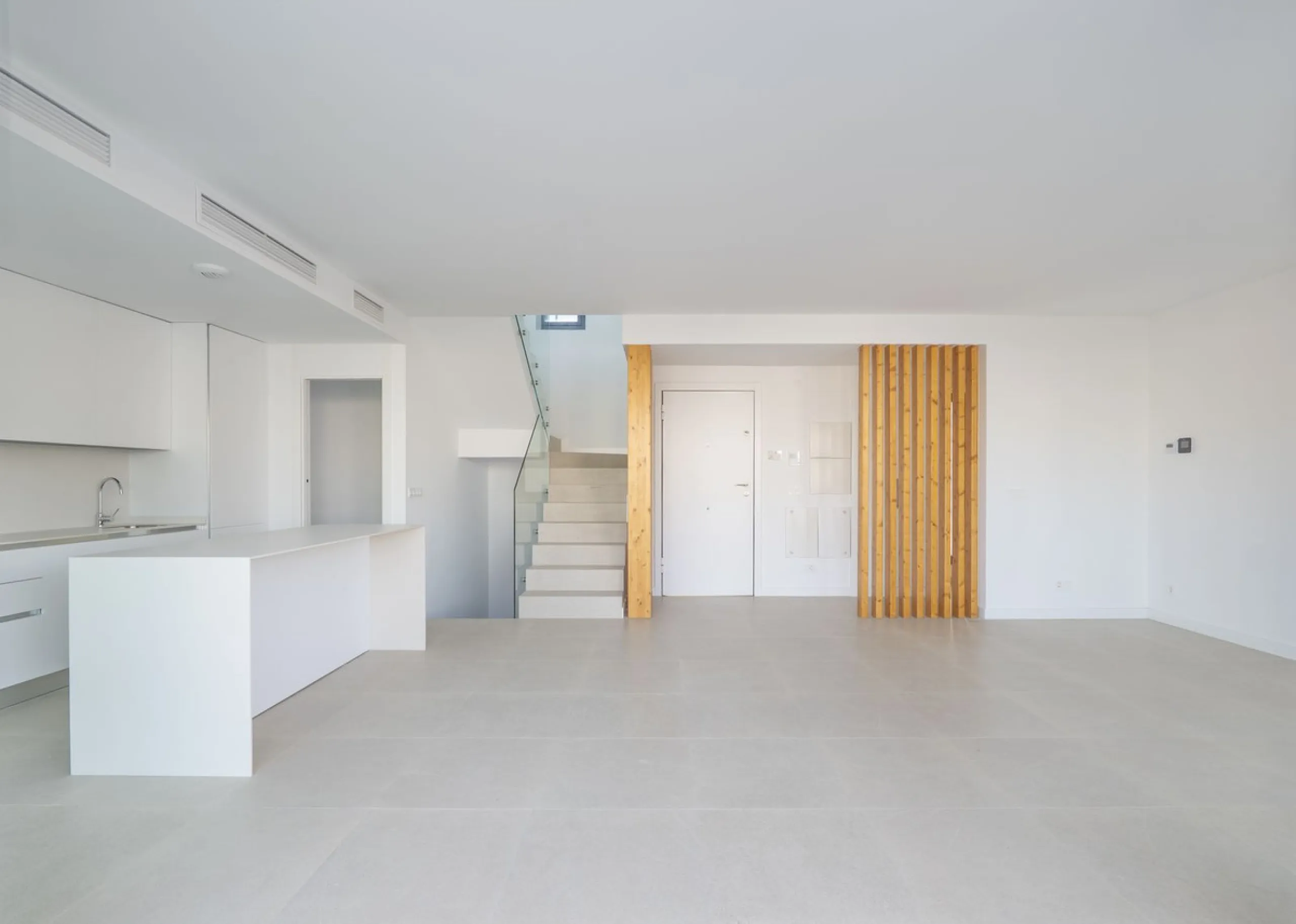 Welcome to this stunning detached villa, located on the New Golden Mile within the exclusive Serene Atalaya development in Estepona (Málaga), one of the most prestigious and sought-after residential areas on the Costa del Sol. This prime location is renow