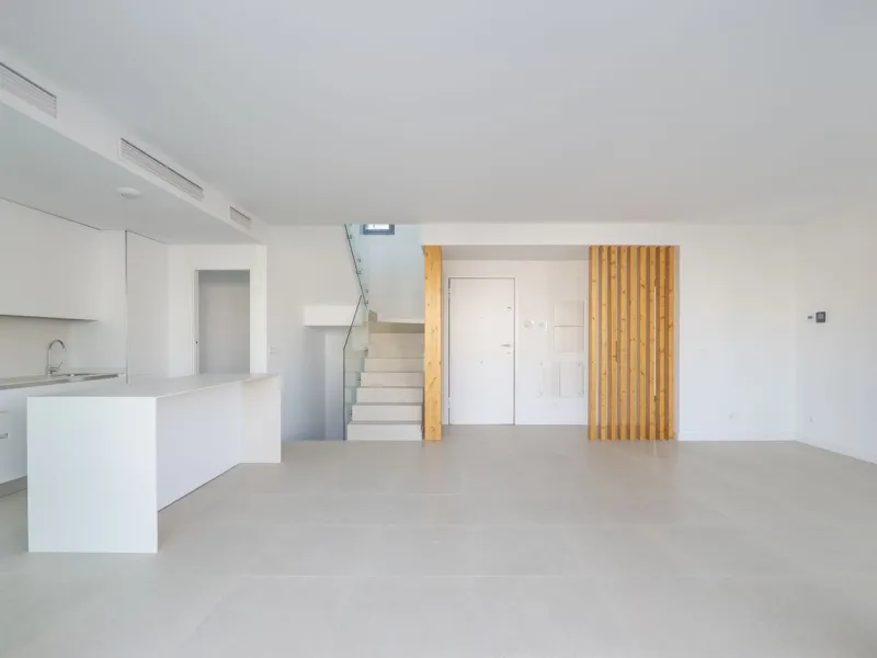 Welcome to this stunning detached villa, located on the New Golden Mile within the exclusive Serene Atalaya development in Estepona (Málaga), one of the most prestigious and sought-after residential areas on the Costa del Sol. This prime location is renow