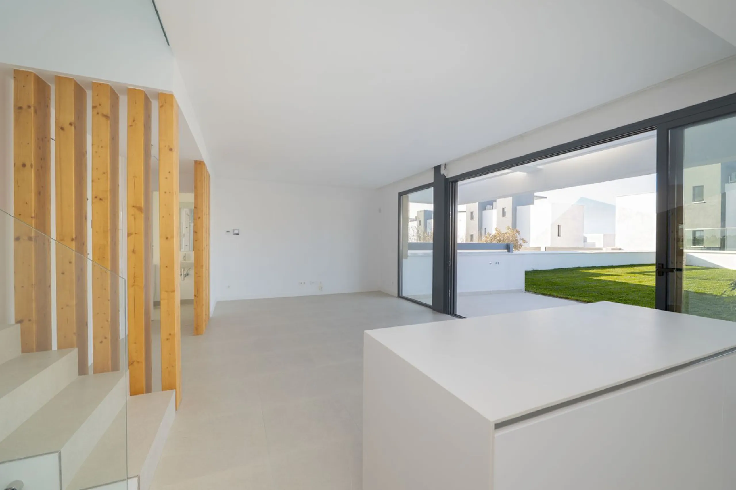 Welcome to this stunning detached villa, located on the New Golden Mile within the exclusive Serene Atalaya development in Estepona (Málaga), one of the most prestigious and sought-after residential areas on the Costa del Sol. This prime location is renow