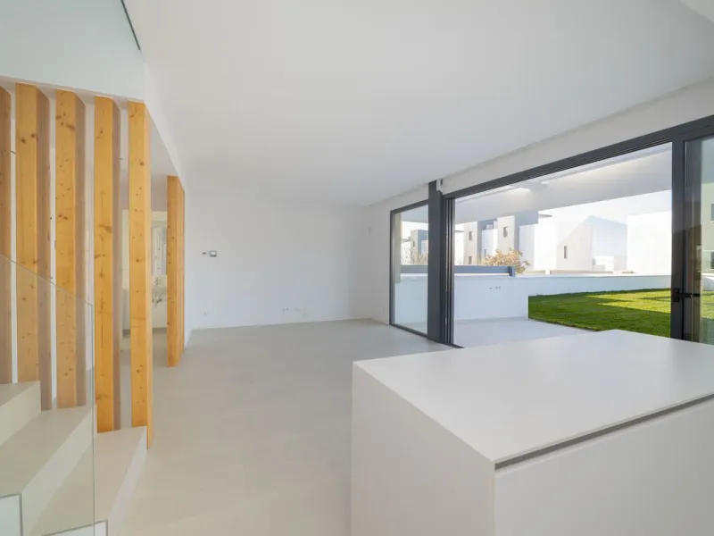 Welcome to this stunning detached villa, located on the New Golden Mile within the exclusive Serene Atalaya development in Estepona (Málaga), one of the most prestigious and sought-after residential areas on the Costa del Sol. This prime location is renow