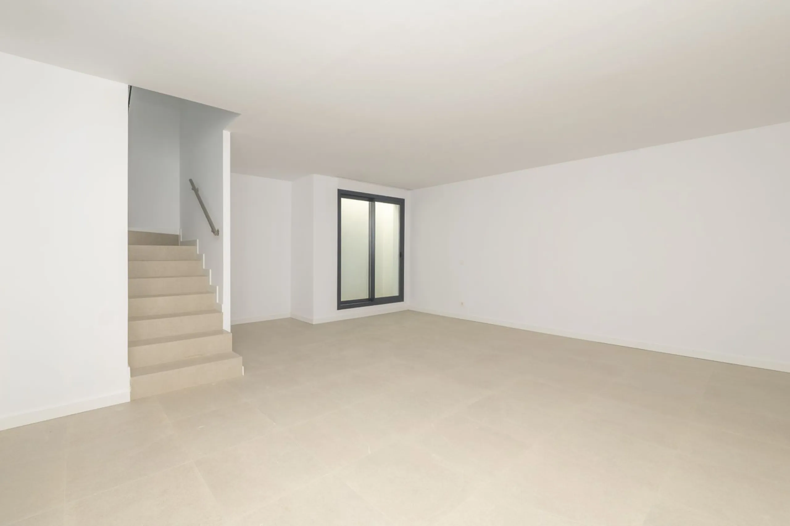 Welcome to this stunning detached villa, located on the New Golden Mile within the exclusive Serene Atalaya development in Estepona (Málaga), one of the most prestigious and sought-after residential areas on the Costa del Sol. This prime location is renow