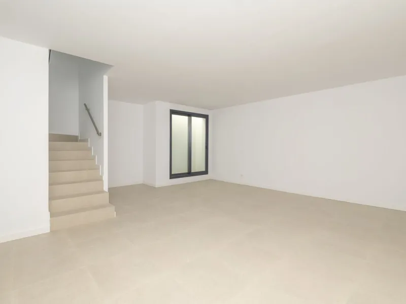 Welcome to this stunning detached villa, located on the New Golden Mile within the exclusive Serene Atalaya development in Estepona (Málaga), one of the most prestigious and sought-after residential areas on the Costa del Sol. This prime location is renow