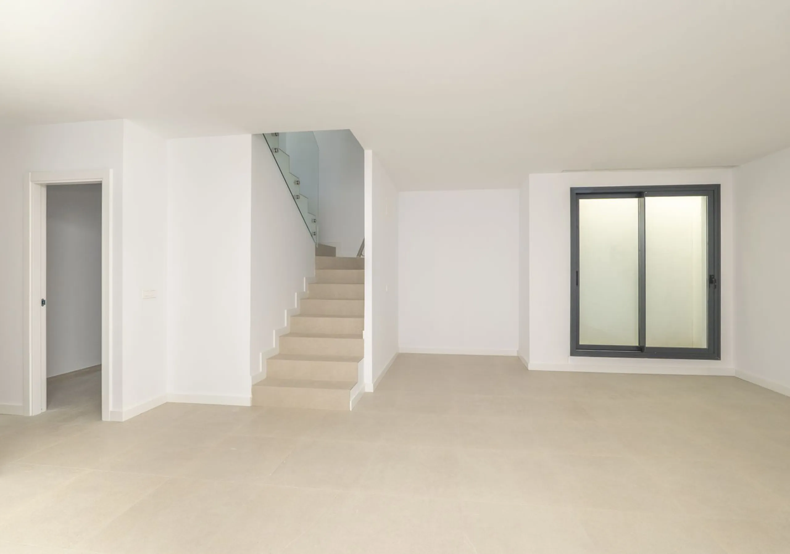Welcome to this stunning detached villa, located on the New Golden Mile within the exclusive Serene Atalaya development in Estepona (Málaga), one of the most prestigious and sought-after residential areas on the Costa del Sol. This prime location is renow