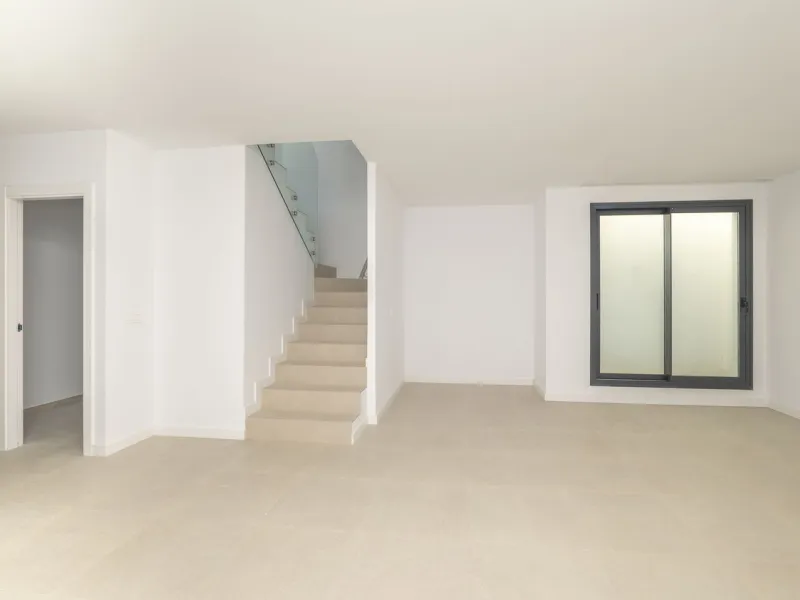 Welcome to this stunning detached villa, located on the New Golden Mile within the exclusive Serene Atalaya development in Estepona (Málaga), one of the most prestigious and sought-after residential areas on the Costa del Sol. This prime location is renow