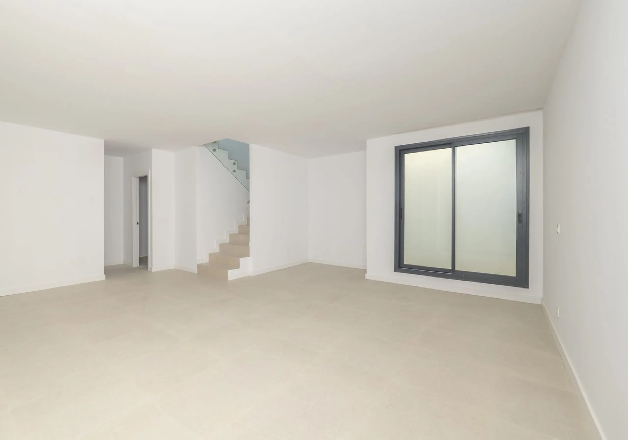 Welcome to this stunning detached villa, located on the New Golden Mile within the exclusive Serene Atalaya development in Estepona (Málaga), one of the most prestigious and sought-after residential areas on the Costa del Sol. This prime location is renow