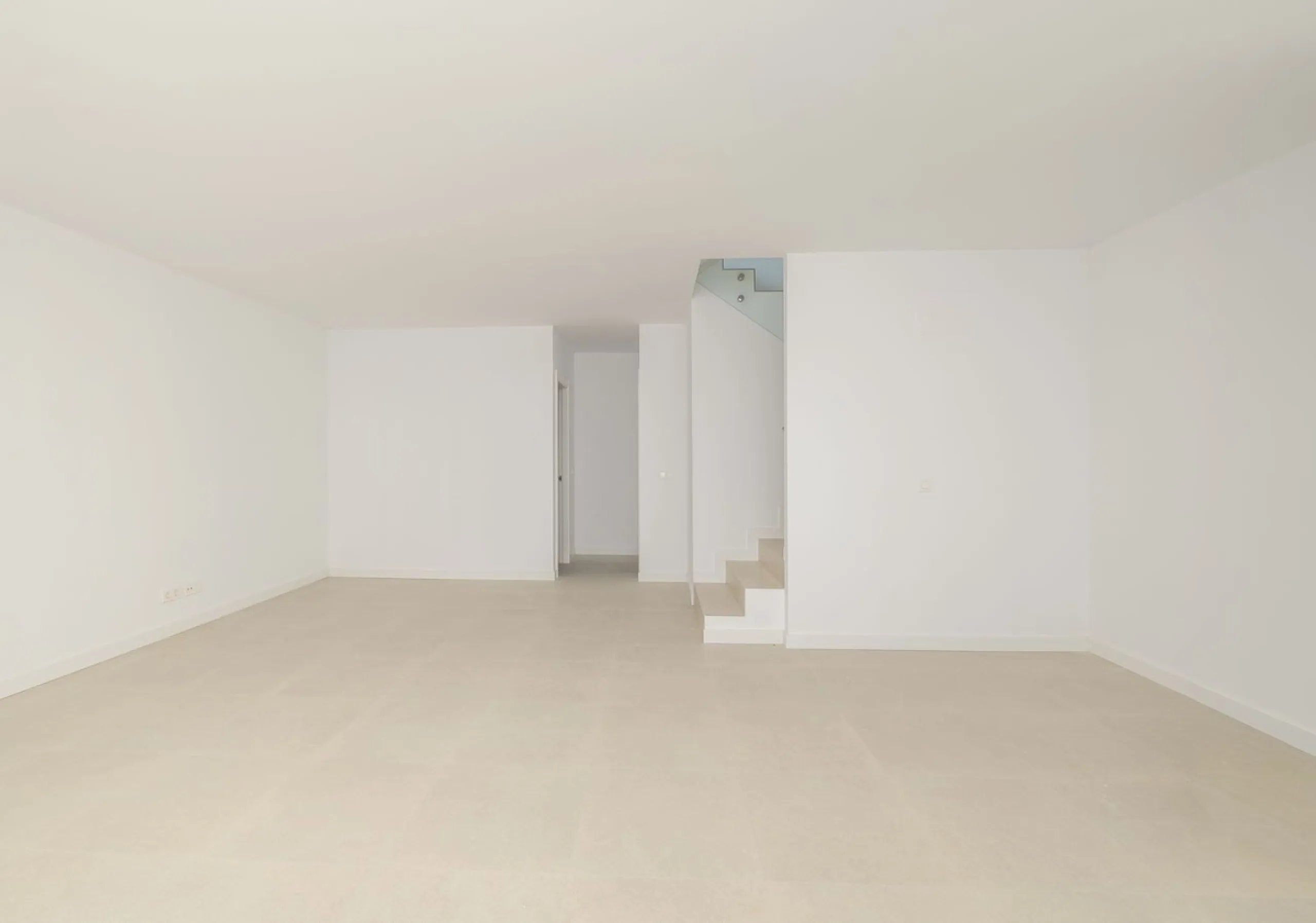 Welcome to this stunning detached villa, located on the New Golden Mile within the exclusive Serene Atalaya development in Estepona (Málaga), one of the most prestigious and sought-after residential areas on the Costa del Sol. This prime location is renow
