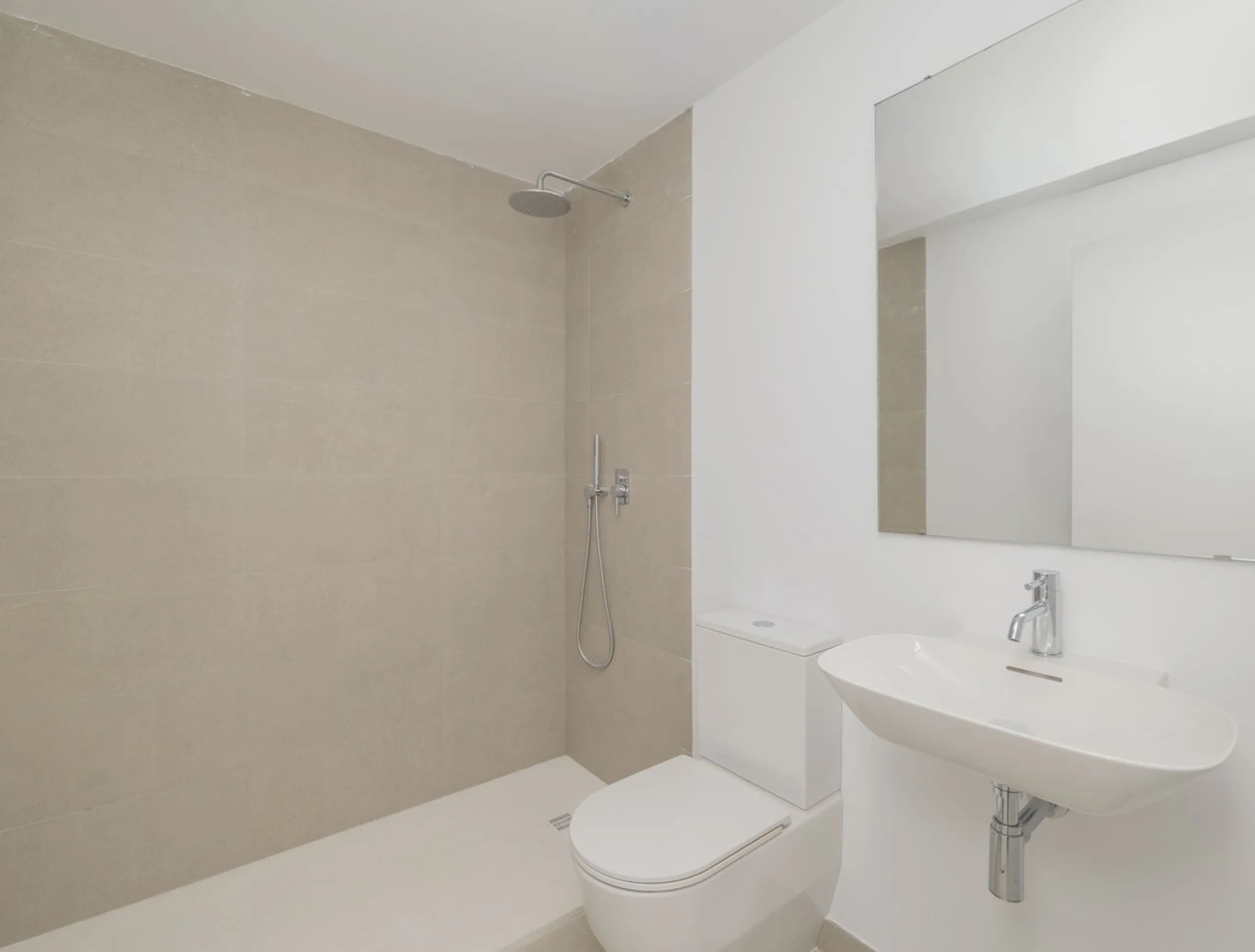 Welcome to this stunning detached villa, located on the New Golden Mile within the exclusive Serene Atalaya development in Estepona (Málaga), one of the most prestigious and sought-after residential areas on the Costa del Sol. This prime location is renow