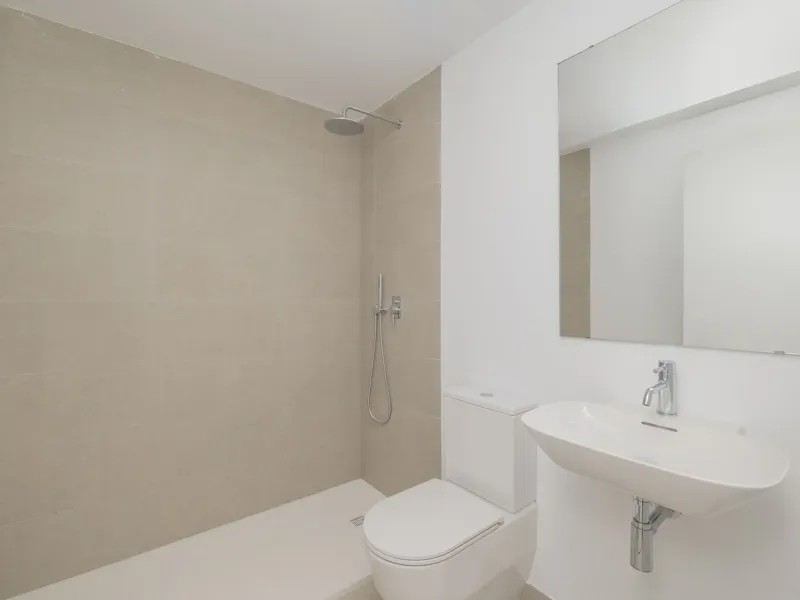 Welcome to this stunning detached villa, located on the New Golden Mile within the exclusive Serene Atalaya development in Estepona (Málaga), one of the most prestigious and sought-after residential areas on the Costa del Sol. This prime location is renow