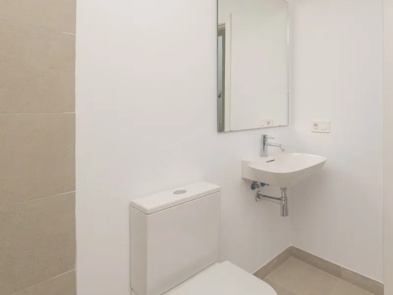 Welcome to this stunning detached villa, located on the New Golden Mile within the exclusive Serene Atalaya development in Estepona (Málaga), one of the most prestigious and sought-after residential areas on the Costa del Sol. This prime location is renow