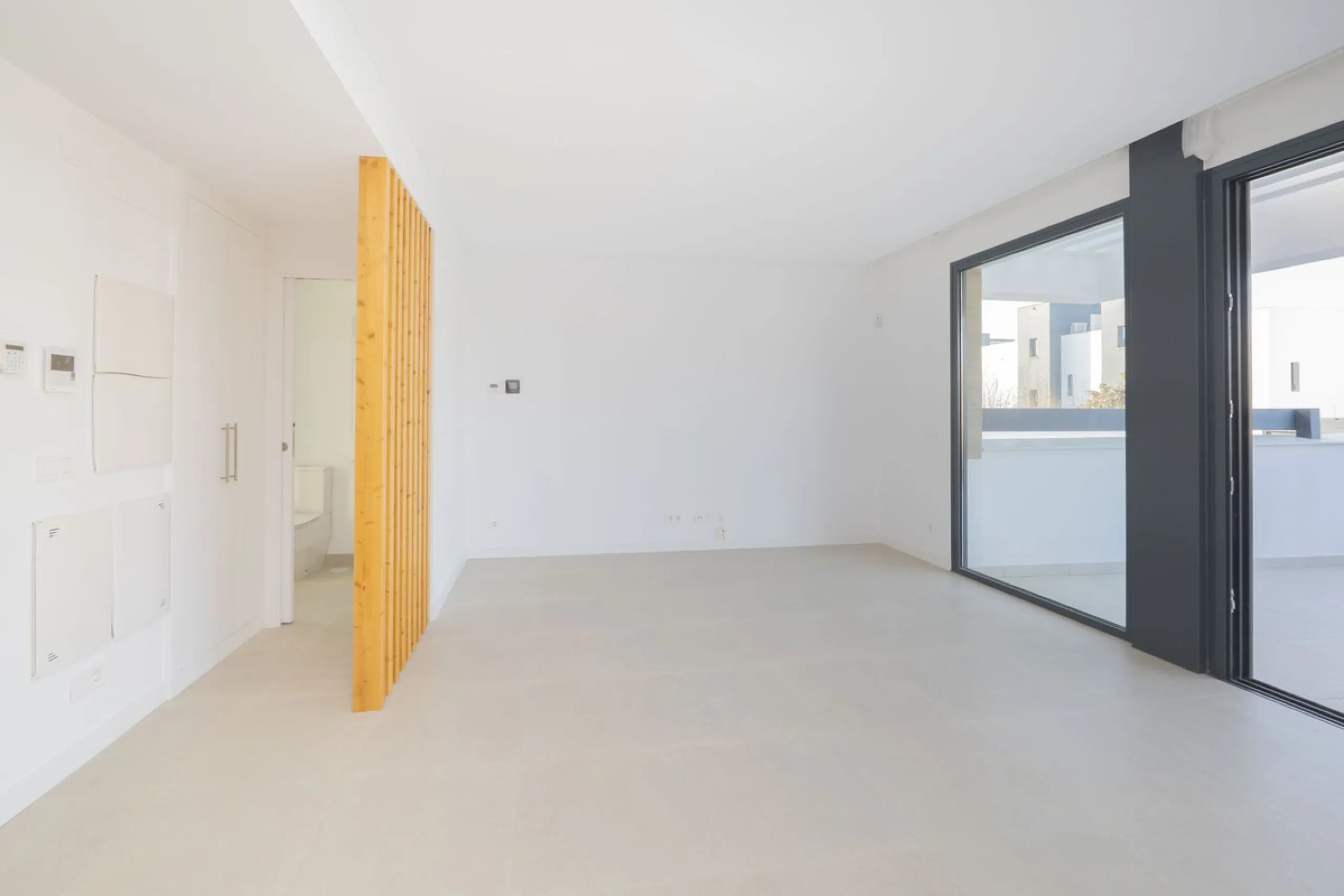 Welcome to this stunning detached villa, located on the New Golden Mile within the exclusive Serene Atalaya development in Estepona (Málaga), one of the most prestigious and sought-after residential areas on the Costa del Sol. This prime location is renow