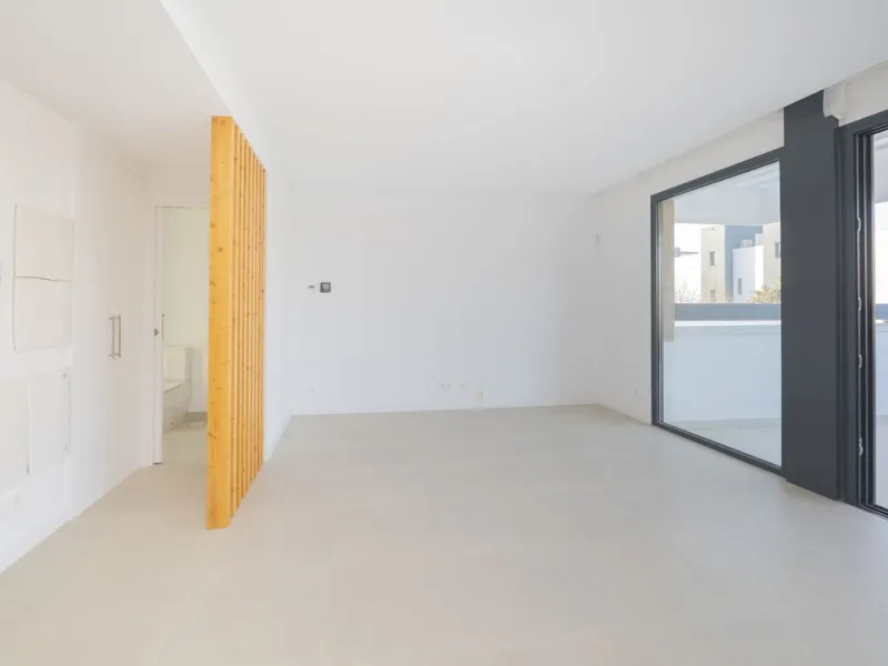 Welcome to this stunning detached villa, located on the New Golden Mile within the exclusive Serene Atalaya development in Estepona (Málaga), one of the most prestigious and sought-after residential areas on the Costa del Sol. This prime location is renow